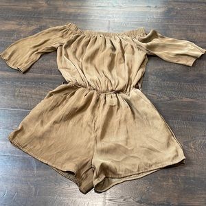 HONEY PUNCH Boutique tan shorts romper mid length off the shoulder sleeves small